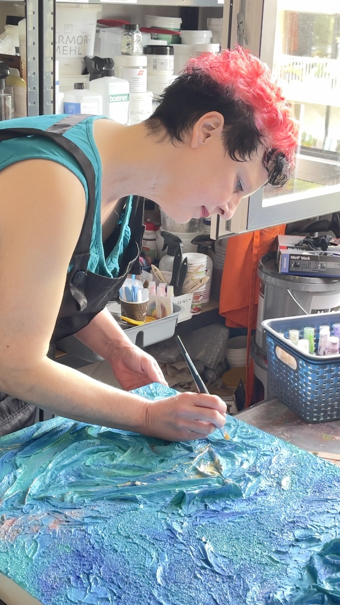 Sonja Pelkowski bei der Detailarbeit an einem Strukturwerk