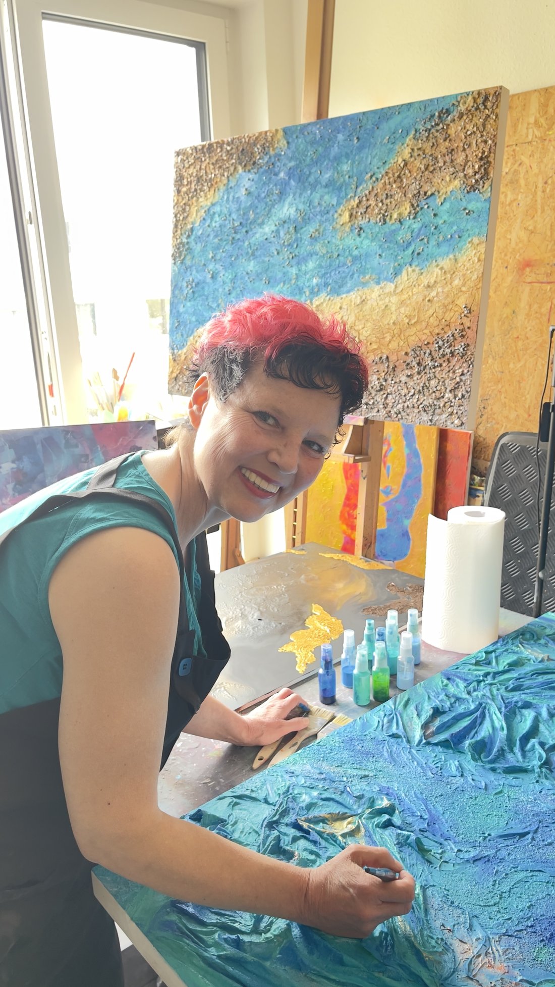 Sonja Pelkowski in ihrem Atelier mit einem Strukturwerk
