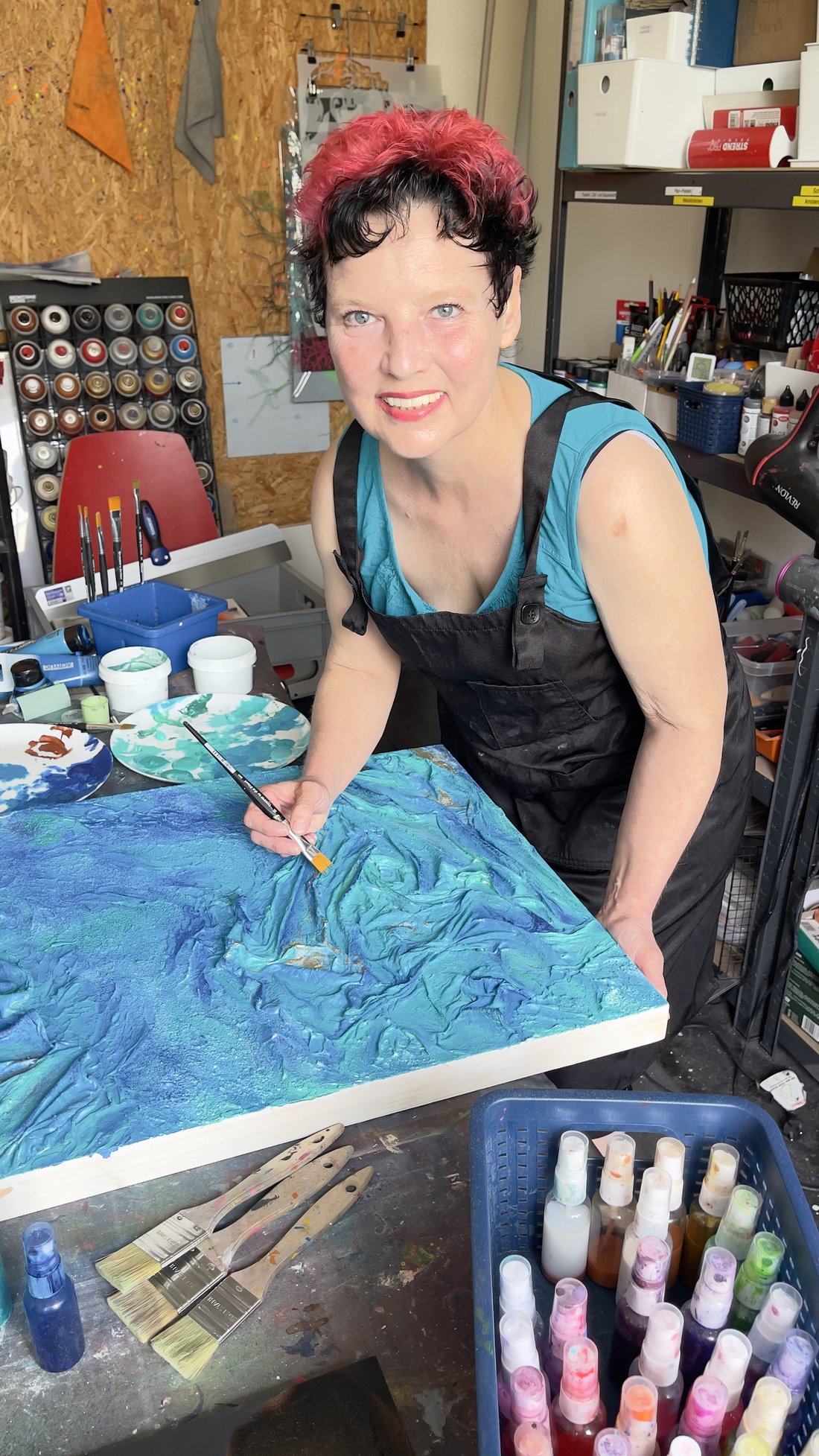 Sonja Pelkowski in ihrem Atelier bei der Arbeit an einem Strukturwerk